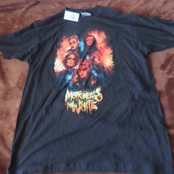 hot topic Motionless In White Group Boyfriend Fit Girls T-Shirt 2XL NWT - Picture 1 of 6